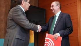 El secretario general del PSOE aragonés, Javier Lamban, y el presidente del Partido Aragonés (PAR), Arturo Aliaga.