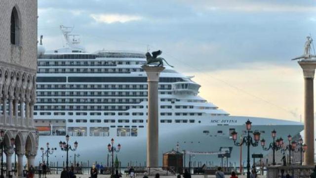 Un gran crucero pasa al lado de la Plaza San Marcos en Venecia.