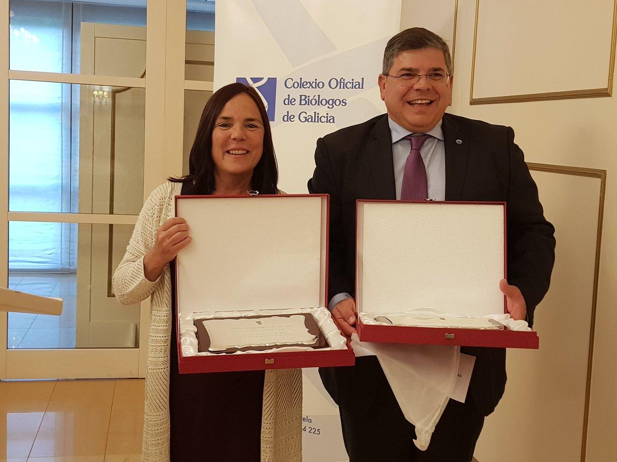 Victoria Besada y Santiago Parra recogiendo el premio del Colegio de Biólogos de Galicia por su labor al frente de los Oceanográficos de Vigo y A Coruña