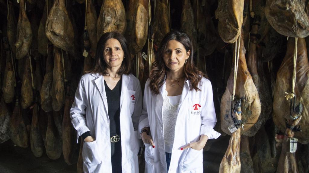 Laura y Chus, las dos hermanas García, dueñas de Ibéricos Torreón, facturan ocho millones de euros vendiendo jamones.
