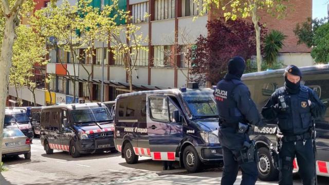 El instituto de 'Merlí', cercado por los Mossos.