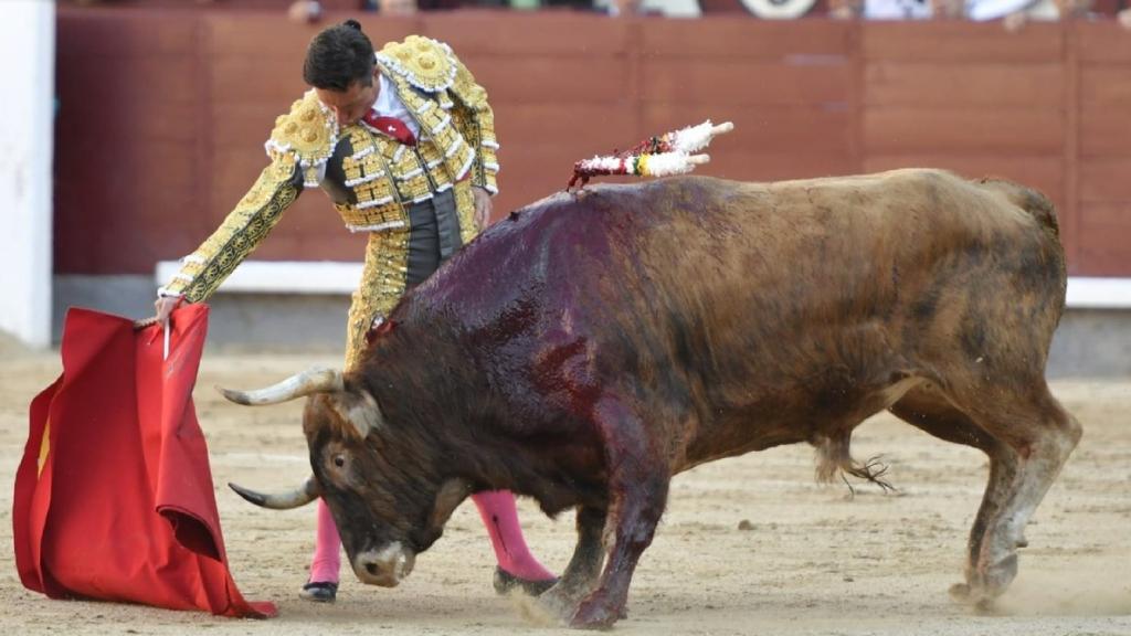 Derechazo de Urdiales al segundo de Alcurrucén