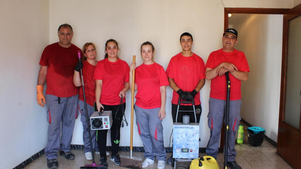 El equipo que ha trabajado en la limpieza en Denia (Alicante)
