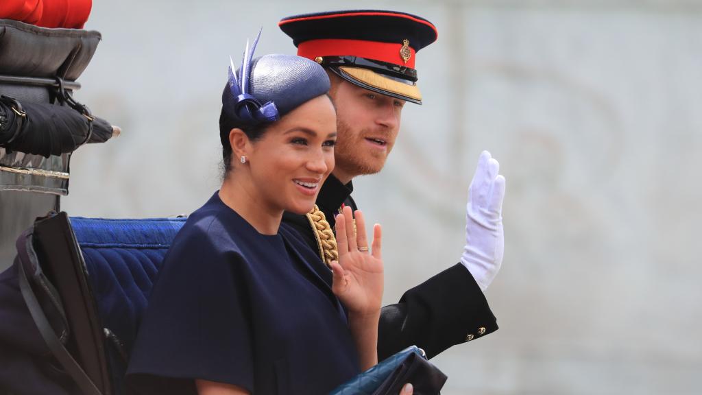 Meghan Markle, muy sonriente, junto al Príncipe Harry llegando al acto.