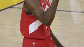 Ibaka celebra con los Raptors