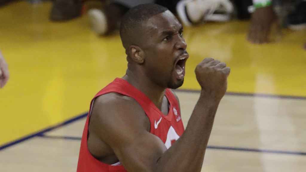 Ibaka celebra con los Raptors