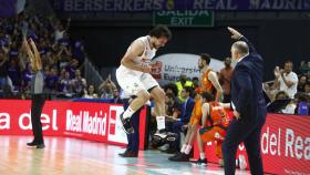 Llull celebra un triple con Pablo Laso