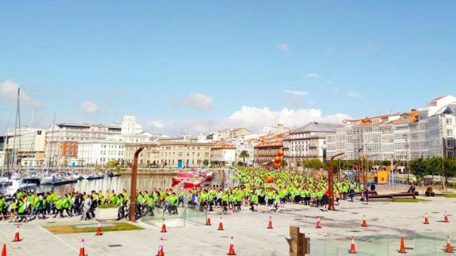 A Coruña se llena de verde esperanza en la carrera contra el cáncer