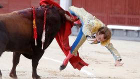 Momento de la cornada en la pierna derecha a Román Collado, en Las Ventas.