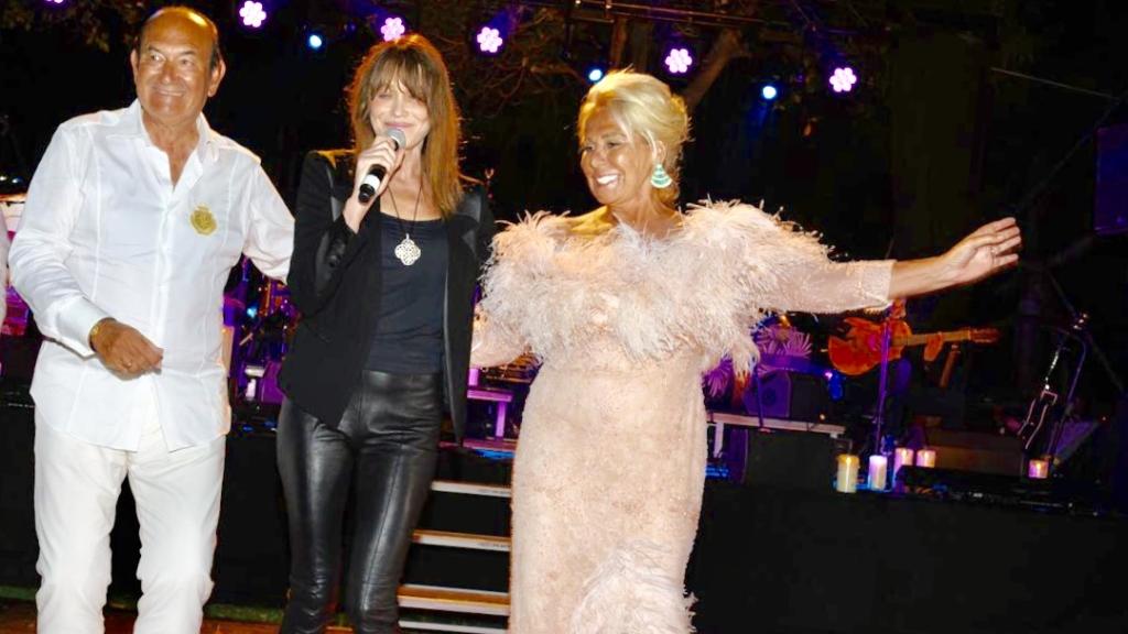 Félix Revuelta, Carla Bruni y Luisa Rodríguez, sobre el escenario en su fiesta de cumpleaños.