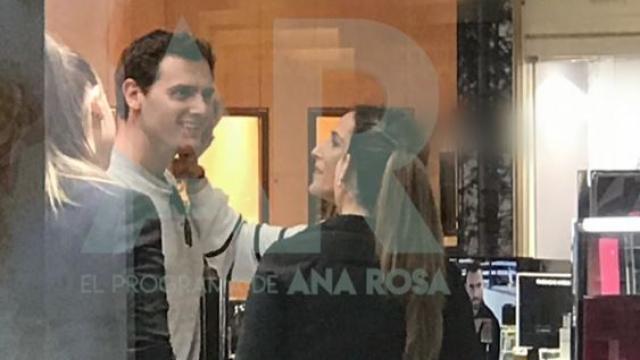 Momento de la caricia de Malú a Albert Rivera, en una imagen publicada por 'El programa de Ana Rosa'.