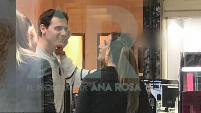 Momento de la caricia de Malú a Albert Rivera.