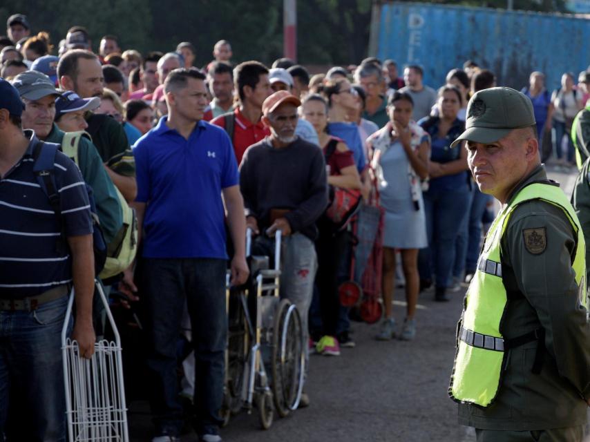 Miles de personas cruzando el puente entre Venezuela y Colombia.