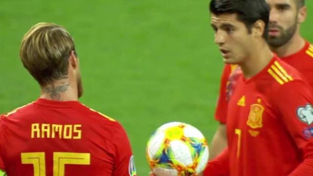 Sergio Ramos cede el penalti a Morata. Foto: Twitter (@elchiringuitotv)