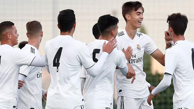 Los jugadores del Juvenil A celebran un gol