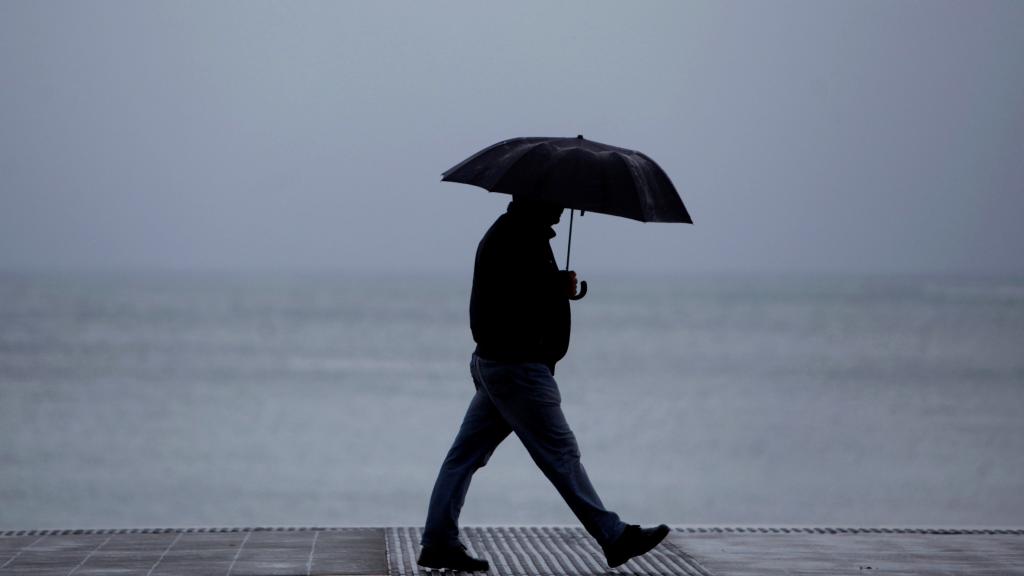 Un hombre camina por el paseo marítimo de La Coruña. EFE/Cabalar.