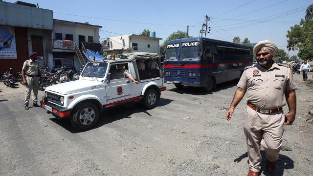 El coche de la policía que transporta a los acusados.