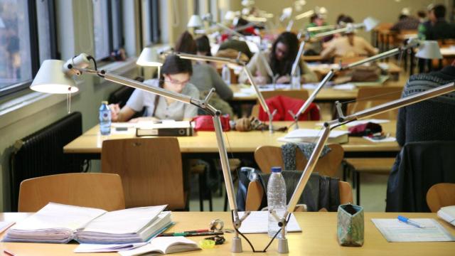 Alumnos de la Universidade da Coruña estudian en una biblioteca de un campus.
