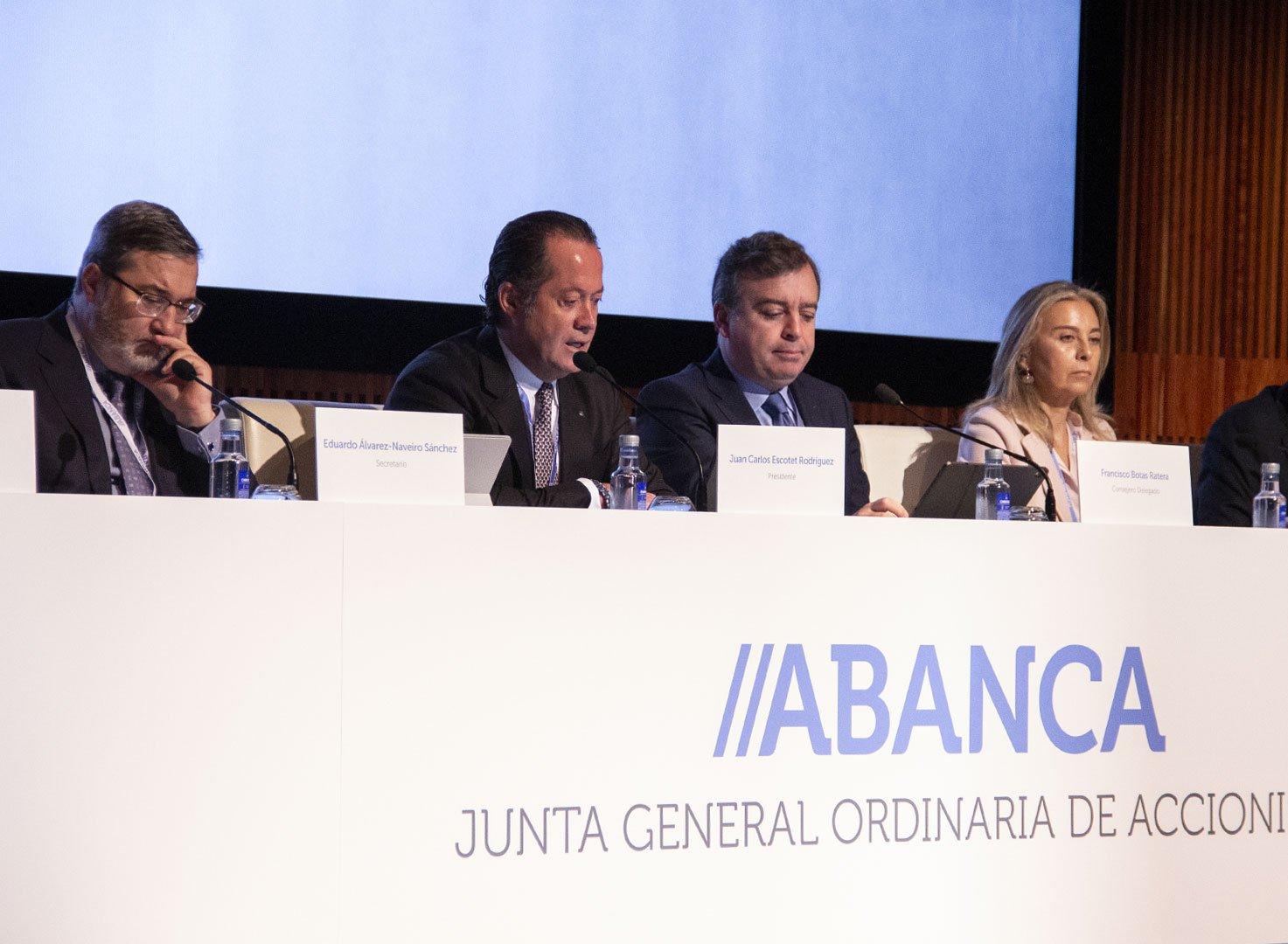 Juan Carlos Escotet Rodríguez y Francisco Botas, en el centro, durante la reunión (ABANCA)