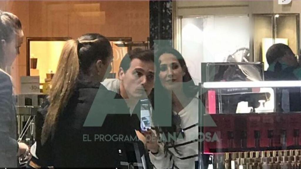 En las imágenes, se puede ver a Rivera y Malú probándose maquillaje.