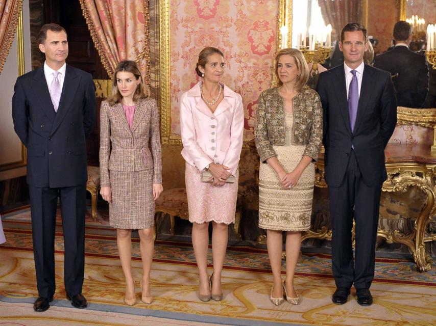 Felipe de Borbón, Letizia, las infantas Elena y Cristina e Iñaki Urdangarin en una imagen de 2011.