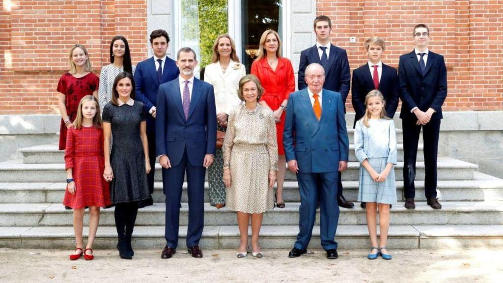 De izquierda a derecha, y de arriba abajo: Irene Urdangarin, Victoria Federica Marichalar, Froilán Marichalar, la infanta Elena, la infanta Cristina, Juan Valentín Urdangarin, Miguel Urdangarín, Pablo Nicolás Urdangarin, la princesa Leonor, la reina Letizia, el rey Felipe VI, la reina Sofía, el rey Juan Carlos I y la infanta Sofía.