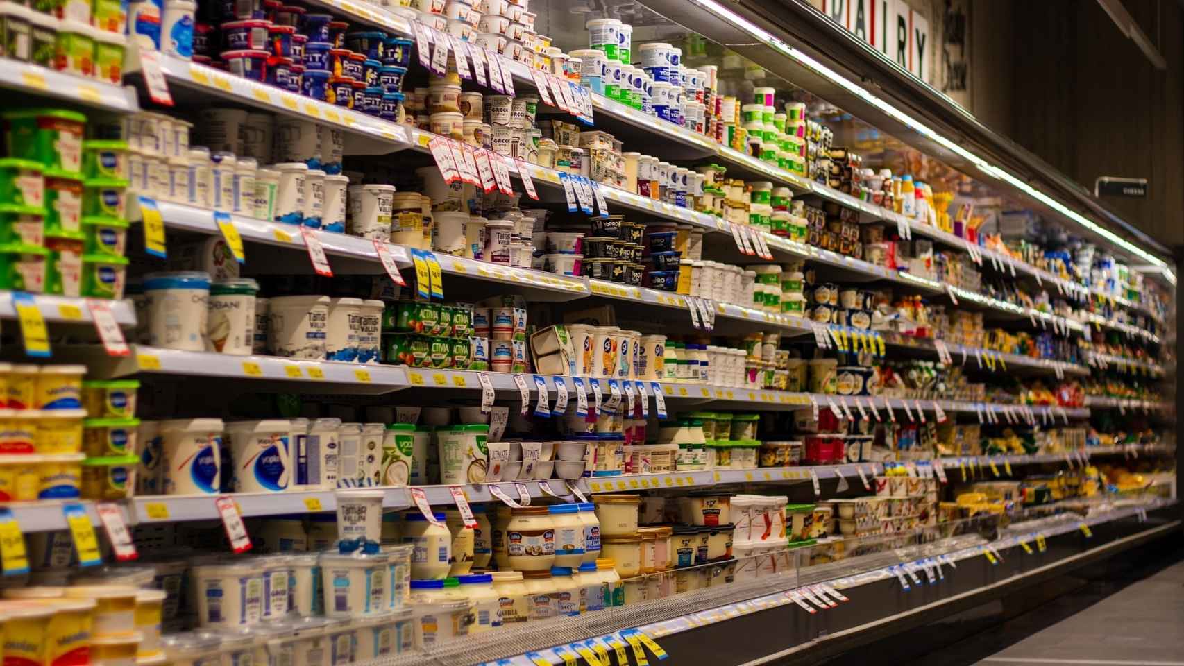 La estantería de un supermercado repleta de productos.