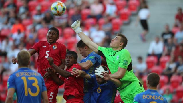 Lunin, en el Ucrania - Italia del Mundial sub20