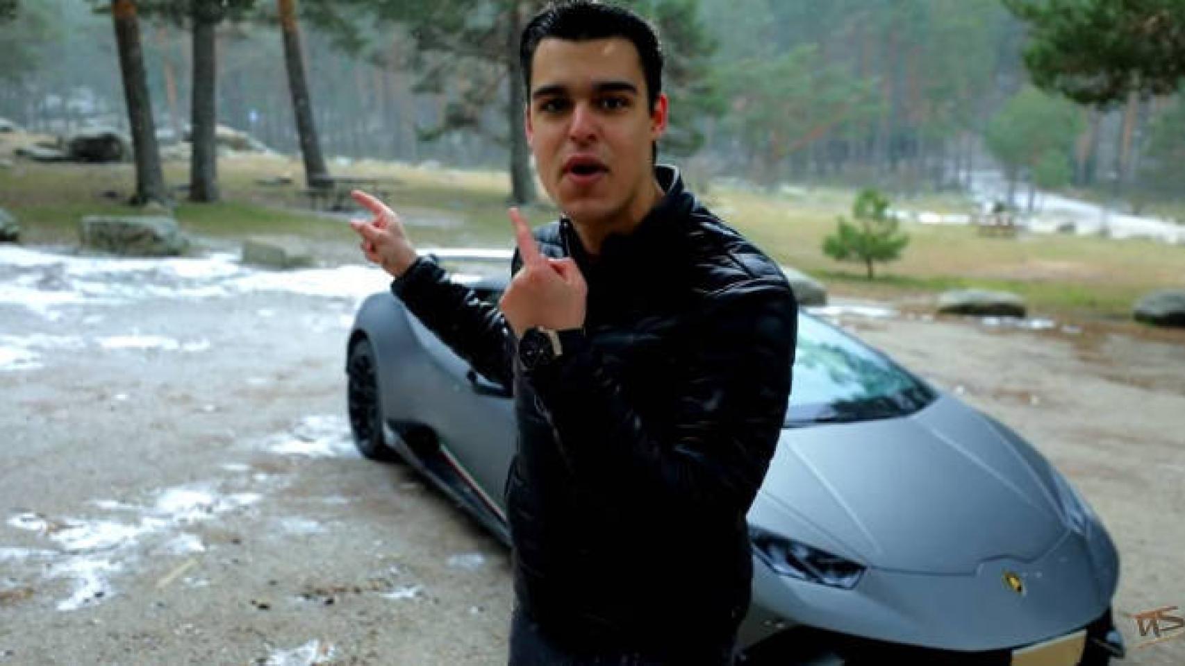 David Diaz junto a su Lamborghini