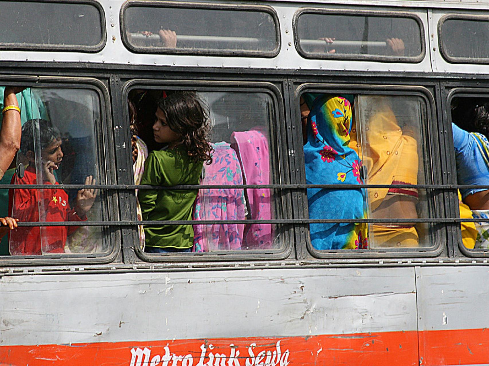 Mujeres indias en un autobús.