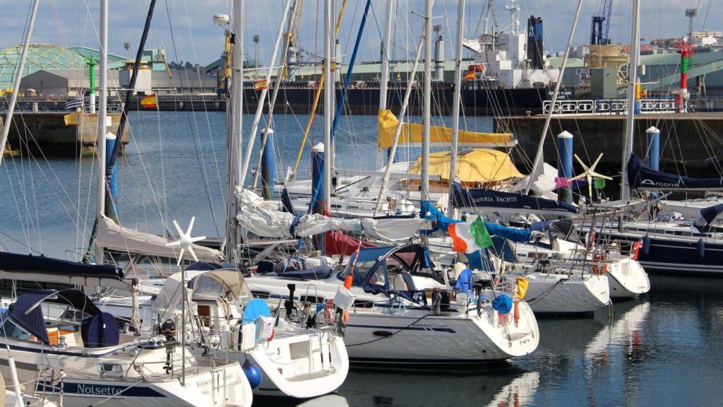El Loa Zour, con bandera irlandesa, en el Puerto de A Coruña