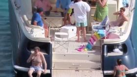 Rajoy bañándose en Ibiza desde un yate