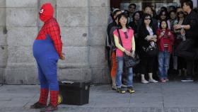 Un Spiderman ventrudo en la Puerta del Sol de Madrid.