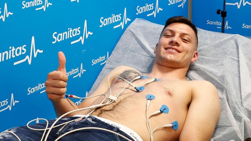 Jovic pasando el reconocimiento médico con el Real Madrid.