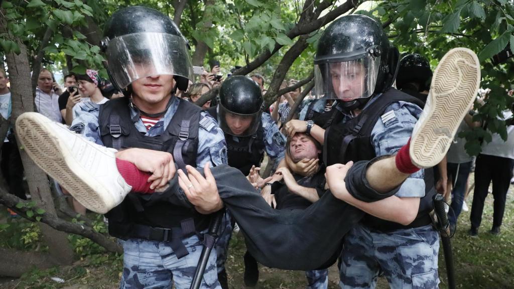Un manifestante detenido por la Policía.