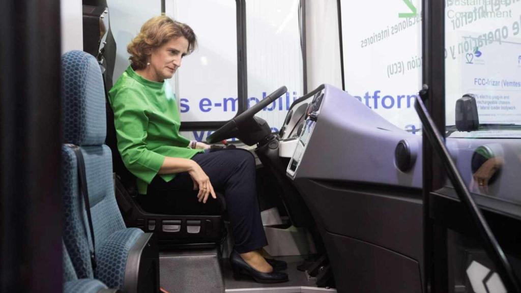 La ministra probando uno de los últimos buses menos contaminantes