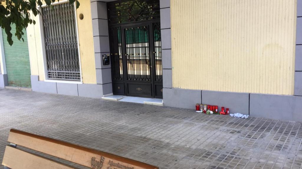 Los vecinos han depositado flores y velas en el portal del edificio en el que vivía Isabel