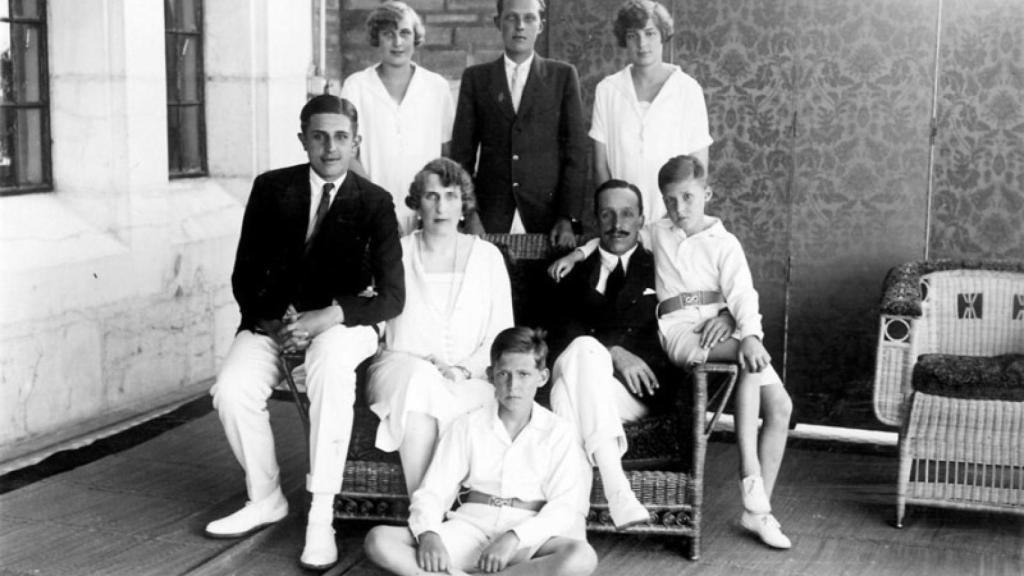 Los reyes Alfonso XIII y Victoria Eugenia con sus seis hijos