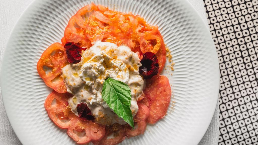 Tomate rosa con burrata de Nápoles y vinagreta garum de anchoas