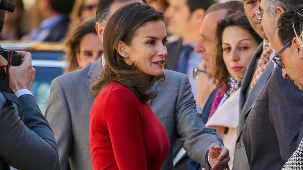 Letizia saludando a las autoridades.