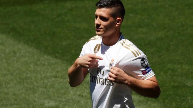 Luka Jovic se señala el escudo durante la presentación