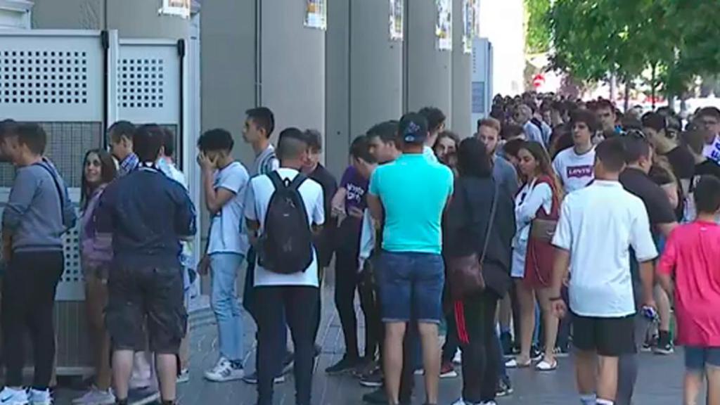 Colas en el Santiago Bernabéu para la presentación de Luka Jovic