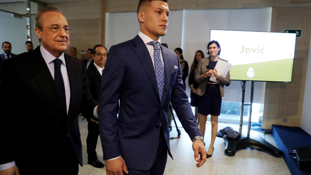 Florentino Pérez y Luka Jovic, en la presentación como nuevo jugador del Real Madrid