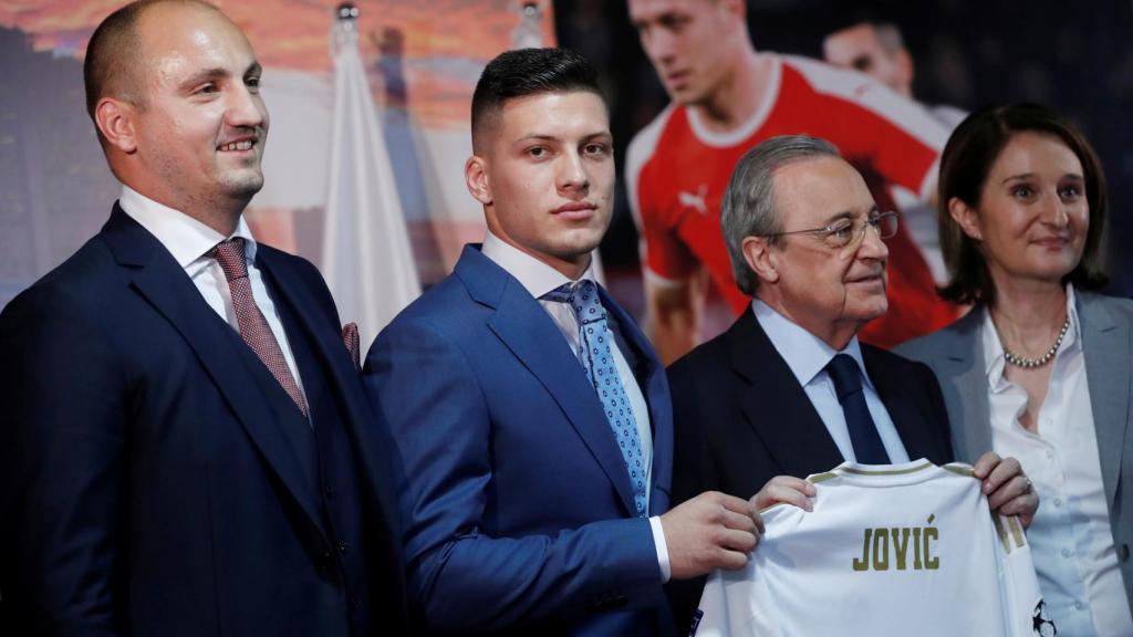 Luka Jovic, junto a su representante, Florentino Pérez y la embajadora de Serbia en España