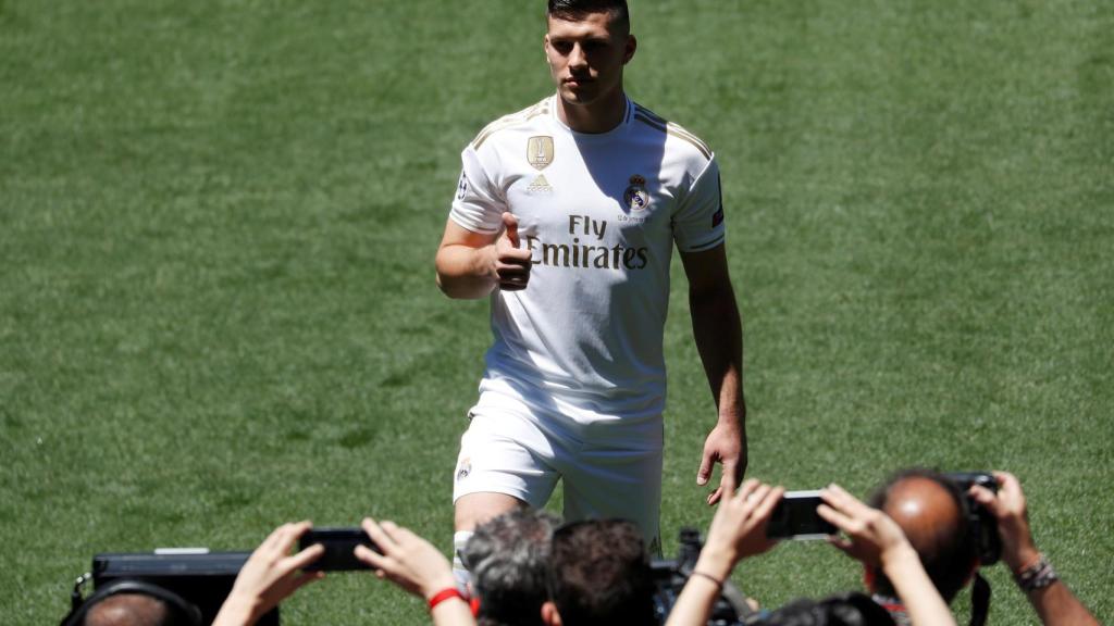 Luka Jovic posa con la camiseta del Real Madrid