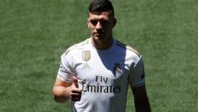 Luka Jovic posa con la camiseta del Real Madrid