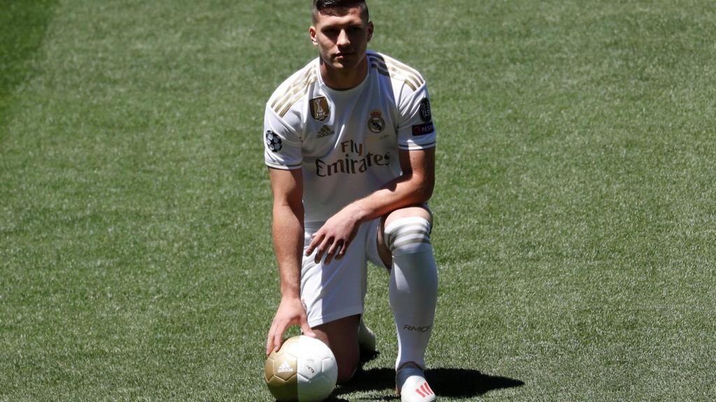 Luka Jovic posa con la camiseta del Real Madrid