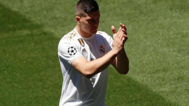 Luka Jovic posa con la camiseta del Real Madrid