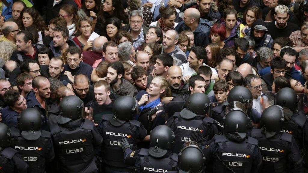 Cordón policial en un colegio electoral el 1 de octubre de 2017.