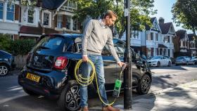 Así podrán cargarse los coches eléctricos en las farolas de Gran Canaria